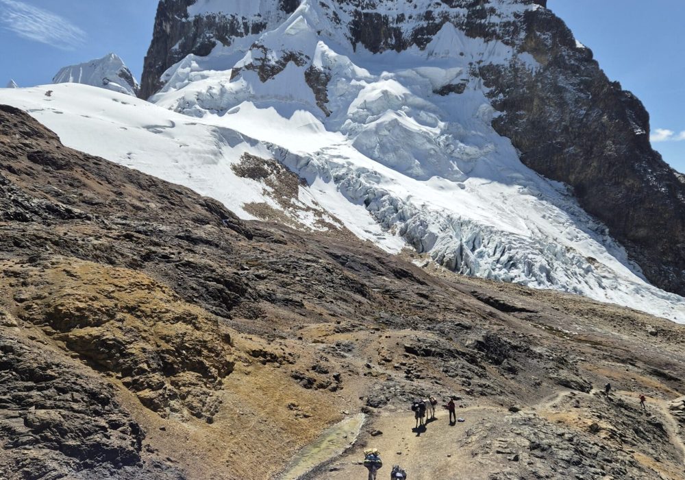 Trekking door de bergen met sneew