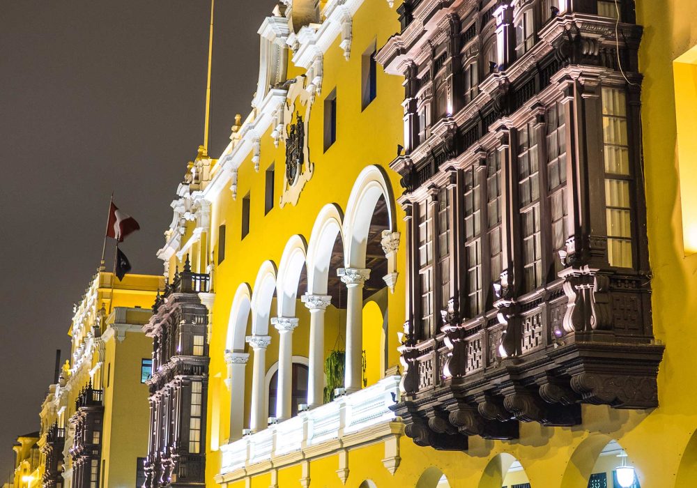 Fel gele balkon in Lima